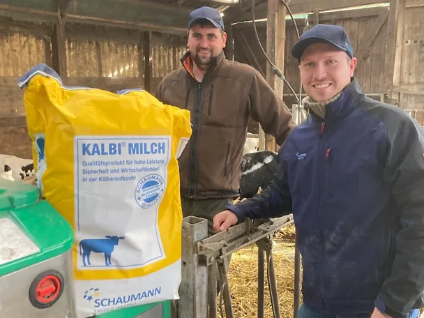 Foto: SCHAUMANN-Gebietsleiter Steffen Billerbeck mit Betriebsleiter Mark-Henrik Vierth (l.)