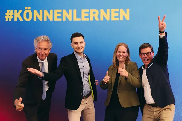 Foto: Auszeichnung des ehemaligen Auszubildenden Simon Gambke durch die IHK zu Kiel