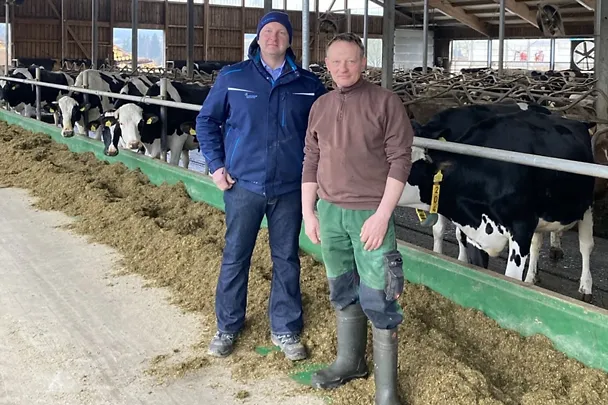 SCHAUMANN-Fachberater Bernd Hüchering (l.) mit Landwirt Markus Meister (r.) im Kuhstall