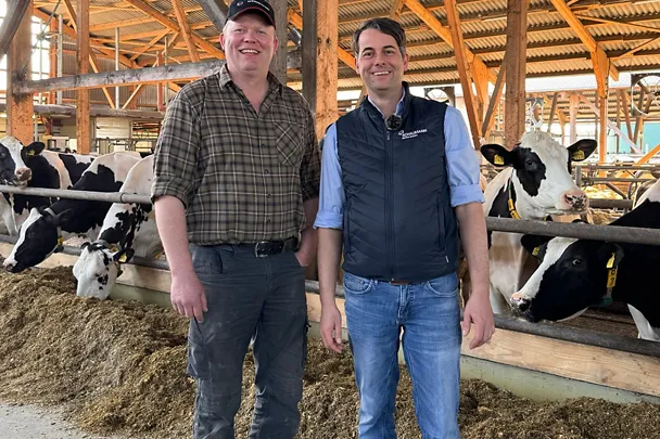 Landwirt Olaf Müller (l.) mit SCHAUMANN-Fachberater Benjamin Busche (r.) im Kuhstall