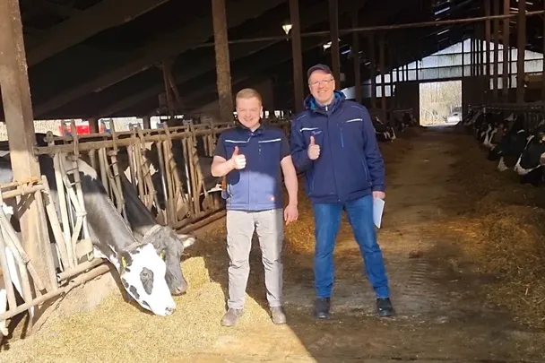 Betriebsleiter Jan Niklas Petersen (l.) mit SCHAUMANN-Fachberater Andreas Albertsen (r.)