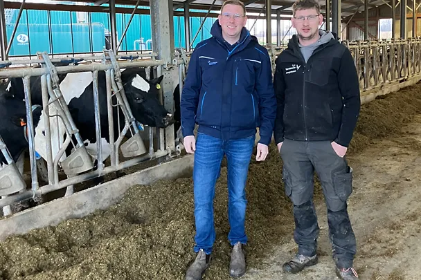 SCHAUMANN-Fachberater Fabian (l.) mit Bruder Florian Hörstmann-Jungemann (r.) im Kuhstall
