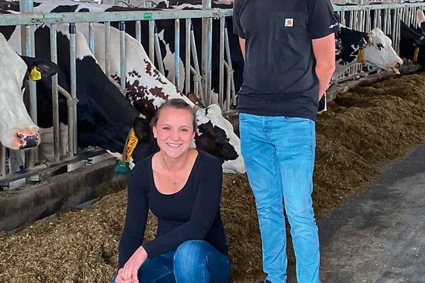 Mitarbeitende der Dringenburg-Milchvieh GbR im Kuhstall Mitarbeitende der Dringenburg-Milchvieh GbR im Kuhstall