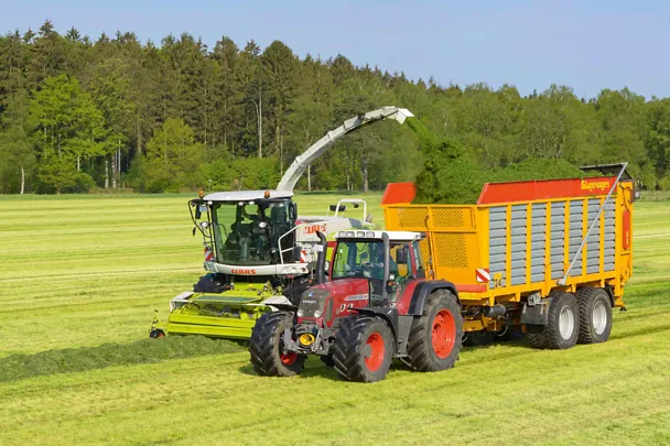 Grasernte mit Claas-Häcksler und Fendt-Traktor Grasernte mit Claas-Häcksler und Fendt-Traktor