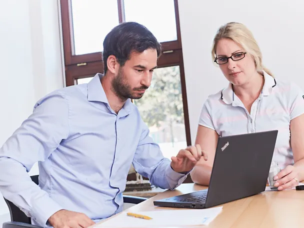 Gespräch im Büro zwischen zwei Menschen
