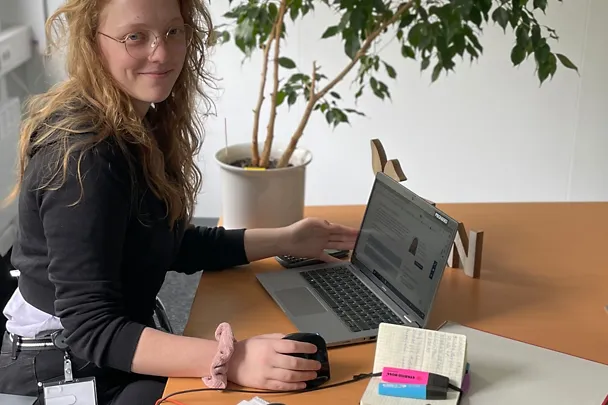 Auszubilde Anna Völckers beim mobilen Arbeiten Auszubilde Anna Völckers beim mobilen Arbeiten