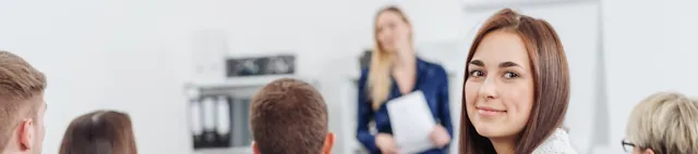 Auszubildende hören sich einen Vortrag an